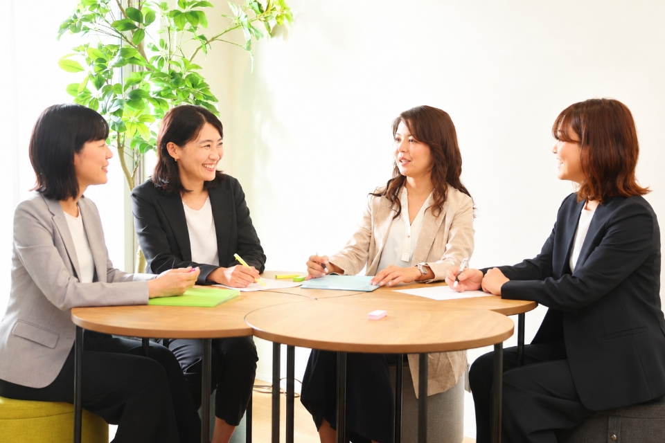 明るい会議室の女性たち